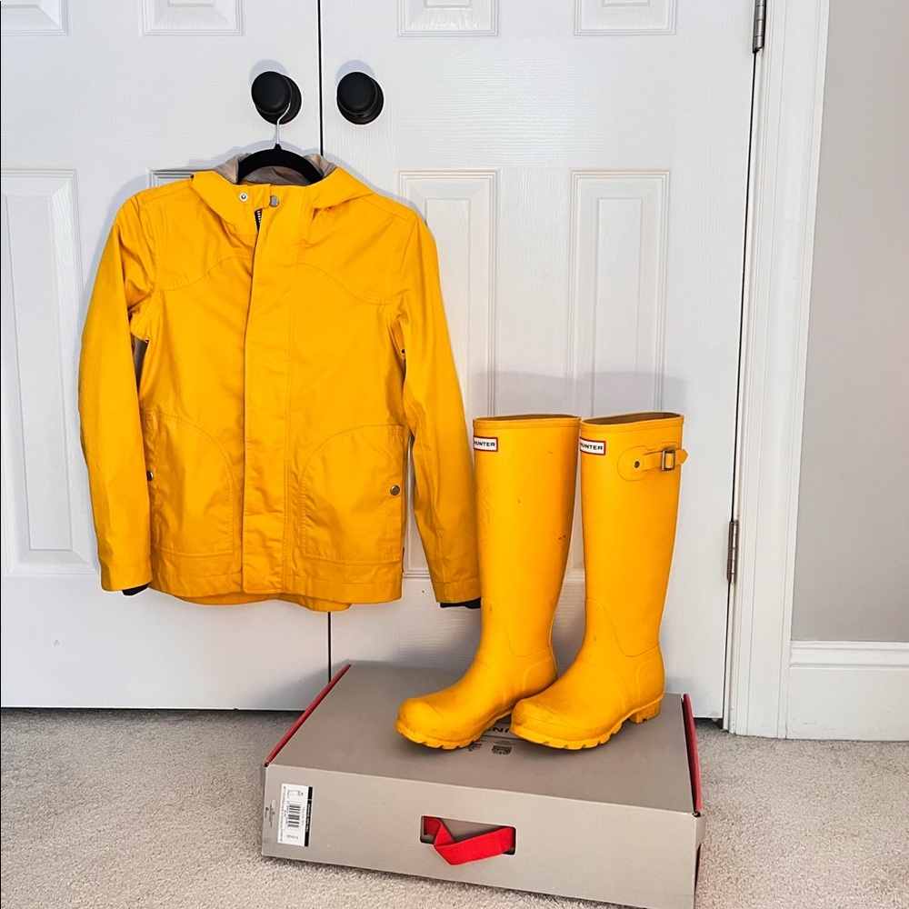 Bundle: Hunter Boots Yellow Sz 6 & matching raincoat size 11-12 yrs - Picture 1 of 5
